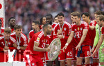 16.05.2026, Fussball Bundesliga 2025/2026, 34.Spieltag, FC Bayern München - 1.FC Köln, in der Allianz-Arena München, Nach dem Spiel die Siegerehrung für den Deutschen Meister Bayern München, Jonathan Tah (FC Bayern München) mit der Meisterschale, Dayot Upamecano (FC Bayern München), Aleksandar Pavlovic (Bayern München) , Leon Goretzka (FC Bayern München), Hiroki Ito (FC Bayern München), Harry Kane (FC Bayern München), Lennart Karl (FC Bayern München), Tom Bischof (Bayern München), 