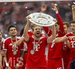 16.05.2026, Fussball Bundesliga 2025/2026, 34.Spieltag, FC Bayern München - 1.FC Köln, in der Allianz-Arena München, Nach dem Spiel die Siegerehrung für den Deutschen Meister Bayern München, Harry Kane (FC Bayern München) mit der Meisterschale, gefeiert von Luis Diaz (FC Bayern München), Aleksandar Pavlovic (Bayern München) , Leon Goretzka (FC Bayern München) 