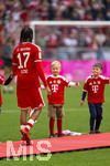 16.05.2026, Fussball Bundesliga 2025/2026, 34.Spieltag, FC Bayern München - 1.FC Köln, in der Allianz-Arena München, Nach dem Spiel die Siegerehrung für den Deutschen Meister Bayern München, Kinder stehen den Spielern spalier, Michael Olise (FC Bayern München) 