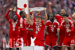 16.05.2026, Fussball Bundesliga 2025/2026, 34.Spieltag, FC Bayern München - 1.FC Köln, in der Allianz-Arena München, Nach dem Spiel die Siegerehrung für den Deutschen Meister Bayern München,Tom Bischof (Bayern München) mit der Meisterschale, Raphael Guerreiro (FC Bayern München), Michael Olise (FC Bayern München), Dayot Upamecano (FC Bayern München), Nicolas Jackson (FC Bayern München), Bara Sapoko Ndiaye (Bayern München), Jonathan Tah (FC Bayern München), Aleksandar Pavlovic (Bayern München) , 