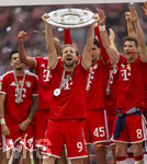 16.05.2026, Fussball Bundesliga 2025/2026, 34.Spieltag, FC Bayern München - 1.FC Köln, in der Allianz-Arena München, Nach dem Spiel die Siegerehrung für den Deutschen Meister Bayern München, Harry Kane (FC Bayern München) mit der Meisterschale, gefeiert von Luis Diaz (FC Bayern München), Aleksandar Pavlovic (Bayern München) , Leon Goretzka (FC Bayern München) 