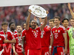 16.05.2026, Fussball Bundesliga 2025/2026, 34.Spieltag, FC Bayern München - 1.FC Köln, in der Allianz-Arena München, Nach dem Spiel die Siegerehrung für den Deutschen Meister Bayern München, Jonathan Tah (FC Bayern München) mit der Meisterschale, Dayot Upamecano (FC Bayern München), Aleksandar Pavlovic (Bayern München) , Leon Goretzka (FC Bayern München), Hiroki Ito (FC Bayern München), Lennart Karl (FC Bayern München), Tom Bischof (Bayern München), 