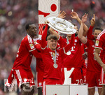 16.05.2026, Fussball Bundesliga 2025/2026, 34.Spieltag, FC Bayern München - 1.FC Köln, in der Allianz-Arena München, Nach dem Spiel die Siegerehrung für den Deutschen Meister Bayern München, Lennart Karl (FC Bayern München) mit der Meisterschale, Bara Sapoko Ndiaye (Bayern München), Jonathan Tah (FC Bayern München), Tom Bischof (Bayern München), 