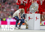 16.05.2026, Fussball Bundesliga 2025/2026, 34.Spieltag, FC Bayern München - 1.FC Köln, in der Allianz-Arena München, Nach dem Spiel die Siegerehrung für den Deutschen Meister Bayern München, Co-Trainer Aaron Danks (Bayern München) stellt den Kakadu in Position vor die Meisterschale.