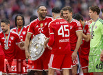 16.05.2026, Fussball Bundesliga 2025/2026, 34.Spieltag, FC Bayern München - 1.FC Köln, in der Allianz-Arena München, Nach dem Spiel die Siegerehrung für den Deutschen Meister Bayern MünchenJonathan Tah (FC Bayern München) mit der Meisterschale, Raphael Guerreiro (FC Bayern München), Michael Olise (FC Bayern München), Aleksandar Pavlovic (Bayern München) , Leon Goretzka (FC Bayern München), Torwart Jonas Urbig (FC Bayern München) 