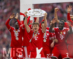 16.05.2026, Fussball Bundesliga 2025/2026, 34.Spieltag, FC Bayern München - 1.FC Köln, in der Allianz-Arena München, Nach dem Spiel die Siegerehrung für den Deutschen Meister Bayern München,Tom Bischof (Bayern München) mit der Meisterschale, Raphael Guerreiro (FC Bayern München), Michael Olise (FC Bayern München), Dayot Upamecano (FC Bayern München), Nicolas Jackson (FC Bayern München), Bara Sapoko Ndiaye (Bayern München), 