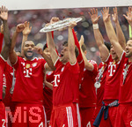 16.05.2026, Fussball Bundesliga 2025/2026, 34.Spieltag, FC Bayern München - 1.FC Köln, in der Allianz-Arena München, Nach dem Spiel die Siegerehrung für den Deutschen Meister Bayern München, Joshua Kimmich (FC Bayern München) mit der Meisterschale, gefeiert von Jonathan Tah (FC Bayern München), Leon Goretzka (FC Bayern München), Harry Kane (FC Bayern München) 