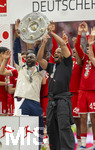 16.05.2026, Fussball Bundesliga 2025/2026, 34.Spieltag, FC Bayern München - 1.FC Köln, in der Allianz-Arena München, Nach dem Spiel die Siegerehrung für den Deutschen Meister Bayern München, Co-Trainer Floribert Ngalula (FC Bayern München, N´Galula) und Trainer Vincent Kompany (FC Bayern München) mit der Meisterschale, 