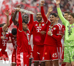 16.05.2026, Fussball Bundesliga 2025/2026, 34.Spieltag, FC Bayern München - 1.FC Köln, in der Allianz-Arena München, Nach dem Spiel die Siegerehrung für den Deutschen Meister Bayern München, Serge Gnabry (FC Bayern München)) mit der Meisterschale, gefeiert von Dayot Upamecano (FC Bayern München), Jonathan Tah (FC Bayern München), Aleksandar Pavlovic (Bayern München) , Torwart Jonas Urbig (FC Bayern München) 