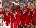 16.05.2026, Fussball Bundesliga 2025/2026, 34.Spieltag, FC Bayern München - 1.FC Köln, in der Allianz-Arena München, Nach dem Spiel die Siegerehrung für den Deutschen Meister Bayern München, Bara Sapoko Ndiaye (Bayern München) mit der Meisterschale, gefeiert von Lennart Karl (FC Bayern München), Nicolas Jackson (FC Bayern München), Tom Bischof (Bayern München), Alphonso Davies (FC Bayern München), Raphael Guerreiro (FC Bayern München), Michael Olise (FC Bayern München), Dayot Upamecano (FC Bayern München), Luis Diaz (FC Bayern München), Jonathan Tah (FC Bayern München), Aleksandar Pavlovic (Bayern München) , Leon Goretzka (FC Bayern München) 