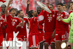 16.05.2026, Fussball Bundesliga 2025/2026, 34.Spieltag, FC Bayern München - 1.FC Köln, in der Allianz-Arena München, Nach dem Spiel die Siegerehrung für den Deutschen Meister Bayern München, Serge Gnabry (FC Bayern München)) mit der Meisterschale, gefeiert von Lennart Karl (FC Bayern München), Tom Bischof (Bayern München), Raphael Guerreiro (FC Bayern München), Dayot Upamecano (FC Bayern München), Jonathan Tah (FC Bayern München), Aleksandar Pavlovic (Bayern München) , Torwart Jonas Urbig (FC Bayern München) 