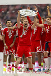 16.05.2026, Fussball Bundesliga 2025/2026, 34.Spieltag, FC Bayern München - 1.FC Köln, in der Allianz-Arena München, Nach dem Spiel die Siegerehrung für den Deutschen Meister Bayern München, Harry Kane (FC Bayern München) mit der Meisterschale, gefeiert von Luis Diaz (FC Bayern München), Aleksandar Pavlovic (Bayern München) , Leon Goretzka (FC Bayern München) 