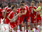 16.05.2026, Fussball Bundesliga 2025/2026, 34.Spieltag, FC Bayern München - 1.FC Köln, in der Allianz-Arena München, Nach dem Spiel die Siegerehrung für den Deutschen Meister Bayern München, Luis Diaz (FC Bayern München) und Leon Goretzka (FC Bayern München) mit der Meisterschale, gefeiert von Josip Stanisic (Bayern München), Torwart Jonas Urbig (FC Bayern München), 