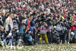 16.05.2026, Fussball Bundesliga 2025/2026, 34.Spieltag, FC Bayern München - 1.FC Köln, in der Allianz-Arena München, Nach dem Spiel die Siegerehrung für den Deutschen Meister Bayern München, Fotografen warten auf die besten Bilder von der laufenden Siegerehrung vom Spielfeldrand aus.