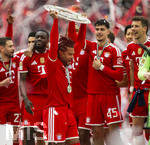 16.05.2026, Fussball Bundesliga 2025/2026, 34.Spieltag, FC Bayern München - 1.FC Köln, in der Allianz-Arena München, Nach dem Spiel die Siegerehrung für den Deutschen Meister Bayern München, Serge Gnabry (FC Bayern München)) mit der Meisterschale, gefeiert von Dayot Upamecano (FC Bayern München), Jonathan Tah (FC Bayern München), Aleksandar Pavlovic (Bayern München) , Tom Bischof (Bayern München), Leon Goretzka (FC Bayern München) 