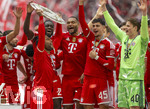 16.05.2026, Fussball Bundesliga 2025/2026, 34.Spieltag, FC Bayern München - 1.FC Köln, in der Allianz-Arena München, Nach dem Spiel die Siegerehrung für den Deutschen Meister Bayern München, Serge Gnabry (FC Bayern München)) mit der Meisterschale, gefeiert von Raphael Guerreiro (FC Bayern München), Dayot Upamecano (FC Bayern München), Jonathan Tah (FC Bayern München), Aleksandar Pavlovic (Bayern München) , Torwart Jonas Urbig (FC Bayern München) 