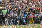 16.05.2026, Fussball Bundesliga 2025/2026, 34.Spieltag, FC Bayern München - 1.FC Köln, in der Allianz-Arena München, Nach dem Spiel die Siegerehrung für den Deutschen Meister Bayern München, Fotografen warten auf die besten Bilder von der laufenden Siegerehrung vom Spielfeldrand aus.