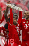 16.05.2026, Fussball Bundesliga 2025/2026, 34.Spieltag, FC Bayern München - 1.FC Köln, in der Allianz-Arena München, Nach dem Spiel die Siegerehrung für den Deutschen Meister Bayern München, Serge Gnabry (FC Bayern München)) mit der Meisterschale, gefeiert von Dayot Upamecano (FC Bayern München), Jonathan Tah (FC Bayern München) 