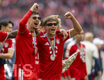 16.05.2026, Fussball Bundesliga 2025/2026, 34.Spieltag, FC Bayern München - 1.FC Köln, in der Allianz-Arena München, Nach dem Spiel die Siegerehrung für den Deutschen Meister Bayern München, v.li: Sonnenbrillen-Jungs Aleksandar Pavlovic (Bayern München) , Tom Bischof (Bayern München).