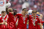 16.05.2026, Fussball Bundesliga 2025/2026, 34.Spieltag, FC Bayern München - 1.FC Köln, in der Allianz-Arena München, Nach dem Spiel die Siegerehrung für den Deutschen Meister Bayern München, v.li: Sonnenbrillen-Jungs Dayot Upamecano (FC Bayern München), Aleksandar Pavlovic (Bayern München) , Tom Bischof (Bayern München).