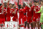 16.05.2026, Fussball Bundesliga 2025/2026, 34.Spieltag, FC Bayern München - 1.FC Köln, in der Allianz-Arena München, Nach dem Spiel die Siegerehrung für den Deutschen Meister Bayern München, Serge Gnabry (FC Bayern München)) mit der Meisterschale, gefeiert von Lennart Karl (FC Bayern München), Tom Bischof (Bayern München), Raphael Guerreiro (FC Bayern München), Dayot Upamecano (FC Bayern München), Jonathan Tah (FC Bayern München), Aleksandar Pavlovic (Bayern München) , Torwart Jonas Urbig (FC Bayern München) 