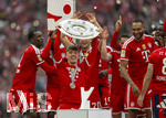16.05.2026, Fussball Bundesliga 2025/2026, 34.Spieltag, FC Bayern München - 1.FC Köln, in der Allianz-Arena München, Nach dem Spiel die Siegerehrung für den Deutschen Meister Bayern München, Lennart Karl (FC Bayern München) mit der Meisterschale, Bara Sapoko Ndiaye (Bayern München), Jonathan Tah (FC Bayern München), Tom Bischof (Bayern München), 