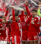16.05.2026, Fussball Bundesliga 2025/2026, 34.Spieltag, FC Bayern München - 1.FC Köln, in der Allianz-Arena München, Nach dem Spiel die Siegerehrung für den Deutschen Meister Bayern München, Serge Gnabry (FC Bayern München)) mit der Meisterschale, gefeiert von Dayot Upamecano (FC Bayern München), Jonathan Tah (FC Bayern München), Aleksandar Pavlovic (Bayern München) , Tom Bischof (Bayern München), 