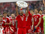 16.05.2026, Fussball Bundesliga 2025/2026, 34.Spieltag, FC Bayern München - 1.FC Köln, in der Allianz-Arena München, Nach dem Spiel die Siegerehrung für den Deutschen Meister Bayern München, Jonathan Tah (FC Bayern München) mit der Meisterschale, Dayot Upamecano (FC Bayern München), Aleksandar Pavlovic (Bayern München) , Leon Goretzka (FC Bayern München), Hiroki Ito (FC Bayern München), Lennart Karl (FC Bayern München), Tom Bischof (Bayern München), 