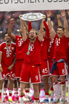 16.05.2026, Fussball Bundesliga 2025/2026, 34.Spieltag, FC Bayern München - 1.FC Köln, in der Allianz-Arena München, Nach dem Spiel die Siegerehrung für den Deutschen Meister Bayern München, Harry Kane (FC Bayern München) mit der Meisterschale, gefeiert von Luis Diaz (FC Bayern München), Aleksandar Pavlovic (Bayern München) , Leon Goretzka (FC Bayern München) 