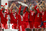 16.05.2026, Fussball Bundesliga 2025/2026, 34.Spieltag, FC Bayern München - 1.FC Köln, in der Allianz-Arena München, Nach dem Spiel die Siegerehrung für den Deutschen Meister Bayern München, Bara Sapoko Ndiaye (Bayern München) mit der Meisterschale, gefeiert von Lennart Karl (FC Bayern München), Nicolas Jackson (FC Bayern München), Tom Bischof (Bayern München), Alphonso Davies (FC Bayern München), Raphael Guerreiro (FC Bayern München), Michael Olise (FC Bayern München), Dayot Upamecano (FC Bayern München), Luis Diaz (FC Bayern München), Jonathan Tah (FC Bayern München), Aleksandar Pavlovic (Bayern München) , Leon Goretzka (FC Bayern München) 
