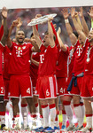 16.05.2026, Fussball Bundesliga 2025/2026, 34.Spieltag, FC Bayern München - 1.FC Köln, in der Allianz-Arena München, Nach dem Spiel die Siegerehrung für den Deutschen Meister Bayern München, Joshua Kimmich (FC Bayern München) mit der Meisterschale, gefeiert von Jonathan Tah (FC Bayern München), Leon Goretzka (FC Bayern München), Harry Kane (FC Bayern München) 