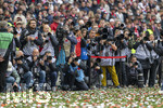 16.05.2026, Fussball Bundesliga 2025/2026, 34.Spieltag, FC Bayern München - 1.FC Köln, in der Allianz-Arena München, Nach dem Spiel die Siegerehrung für den Deutschen Meister Bayern München, Fotografen warten auf die besten Bilder von der laufenden Siegerehrung vom Spielfeldrand aus.