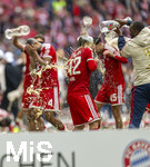 16.05.2026, Fussball Bundesliga 2025/2026, 34.Spieltag, FC Bayern München - 1.FC Köln, in der Allianz-Arena München, Nach dem Spiel die Siegerehrung für den Deutschen Meister Bayern München, v.re: Co-Trainer Floribert Ngalula (FC Bayern München, N´Galula) schüttet Lennart Karl (FC Bayern München) das Bier über den Kopf. 