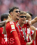 16.05.2026, Fussball Bundesliga 2025/2026, 34.Spieltag, FC Bayern München - 1.FC Köln, in der Allianz-Arena München, Nach dem Spiel die Siegerehrung für den Deutschen Meister Bayern München, v.li: Sonnenbrillen-Jungs Aleksandar Pavlovic (Bayern München) , Tom Bischof (Bayern München).