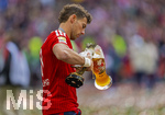 16.05.2026, Fussball Bundesliga 2025/2026, 34.Spieltag, FC Bayern München - 1.FC Köln, in der Allianz-Arena München, Nach dem Spiel die Siegerehrung für den Deutschen Meister Bayern München, Leon Goretzka (FC Bayern München) lässt seinen Lieblingsvogel, der weisse Kakadu aus Porzellan, das Kult-Maskottchen der Bayern auch mal aus seinem Weissbierglas trinken. Es ist ja schliesslich auch das Kakadu-Glas mit dem Vogel aufgedruckt.