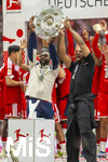 16.05.2026, Fussball Bundesliga 2025/2026, 34.Spieltag, FC Bayern München - 1.FC Köln, in der Allianz-Arena München, Nach dem Spiel die Siegerehrung für den Deutschen Meister Bayern München, Co-Trainer Floribert Ngalula (FC Bayern München, N´Galula) und Trainer Vincent Kompany (FC Bayern München) mit der Meisterschale, 