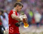 16.05.2026, Fussball Bundesliga 2025/2026, 34.Spieltag, FC Bayern München - 1.FC Köln, in der Allianz-Arena München, Nach dem Spiel die Siegerehrung für den Deutschen Meister Bayern München, Leon Goretzka (FC Bayern München) lässt seinen Lieblingsvogel, der weisse Kakadu aus Porzellan, das Kult-Maskottchen der Bayern auch mal aus seinem Weissbierglas trinken. Es ist ja schliesslich auch das Kakadu-Glas mit dem Vogel aufgedruckt.