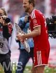 16.05.2026, Fussball Bundesliga 2025/2026, 34.Spieltag, FC Bayern München - 1.FC Köln, in der Allianz-Arena München, Nach dem Spiel die Siegerehrung für den Deutschen Meister Bayern München, Harry Kane (FC Bayern München) glücklich mit vor Bier triefender Meisterschale