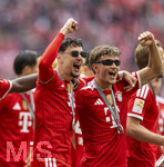 16.05.2026, Fussball Bundesliga 2025/2026, 34.Spieltag, FC Bayern München - 1.FC Köln, in der Allianz-Arena München, Nach dem Spiel die Siegerehrung für den Deutschen Meister Bayern München, v.li: Sonnenbrillen-Jungs Aleksandar Pavlovic (Bayern München) , Tom Bischof (Bayern München).