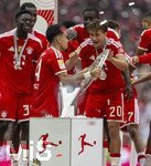 16.05.2026, Fussball Bundesliga 2025/2026, 34.Spieltag, FC Bayern München - 1.FC Köln, in der Allianz-Arena München, Nach dem Spiel die Siegerehrung für den Deutschen Meister Bayern München, Luis Diaz (FC Bayern München) und Tom Bischof (Bayern München) mit der Meisterschale, gefeiert von Bara Sapoko Ndiaye (Bayern München), Dayot Upamecano (FC Bayern München), 