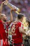 16.05.2026, Fussball Bundesliga 2025/2026, 34.Spieltag, FC Bayern München - 1.FC Köln, in der Allianz-Arena München, Nach dem Spiel die Siegerehrung für den Deutschen Meister Bayern München, v.li: Konrad Laimer (FC Bayern München) schüttet Leon Goretzka (FC Bayern München) das Bier über den Kopf, auch der Kakadu in den Händen von Goretzka bekommt was ab davon.
