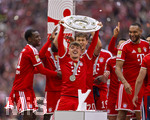 16.05.2026, Fussball Bundesliga 2025/2026, 34.Spieltag, FC Bayern München - 1.FC Köln, in der Allianz-Arena München, Nach dem Spiel die Siegerehrung für den Deutschen Meister Bayern München, Lennart Karl (FC Bayern München) mit der Meisterschale, Bara Sapoko Ndiaye (Bayern München), Jonathan Tah (FC Bayern München), Tom Bischof (Bayern München), 