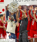16.05.2026, Fussball Bundesliga 2025/2026, 34.Spieltag, FC Bayern München - 1.FC Köln, in der Allianz-Arena München, Nach dem Spiel die Siegerehrung für den Deutschen Meister Bayern München, Co-Trainer Floribert Ngalula (FC Bayern München, N´Galula) und Trainer Vincent Kompany (FC Bayern München) mit der Meisterschale, 