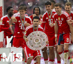 16.05.2026, Fussball Bundesliga 2025/2026, 34.Spieltag, FC Bayern München - 1.FC Köln, in der Allianz-Arena München, Nach dem Spiel die Siegerehrung für den Deutschen Meister Bayern München, Luis Diaz (FC Bayern München) mit der Meisterschale, gefeiert von  Leon Goretzka (FC Bayern München), Josip Stanisic (Bayern München), Tom Bischof (Bayern München), Aleksandar Pavlovic (Bayern München) , Michael Olise (FC Bayern München), 