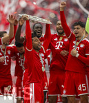 16.05.2026, Fussball Bundesliga 2025/2026, 34.Spieltag, FC Bayern München - 1.FC Köln, in der Allianz-Arena München, Nach dem Spiel die Siegerehrung für den Deutschen Meister Bayern München, Serge Gnabry (FC Bayern München)) mit der Meisterschale, gefeiert von Dayot Upamecano (FC Bayern München), Jonathan Tah (FC Bayern München), Aleksandar Pavlovic (Bayern München) , 