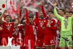 16.05.2026, Fussball Bundesliga 2025/2026, 34.Spieltag, FC Bayern München - 1.FC Köln, in der Allianz-Arena München, Nach dem Spiel die Siegerehrung für den Deutschen Meister Bayern München, Serge Gnabry (FC Bayern München)) mit der Meisterschale, gefeiert von Dayot Upamecano (FC Bayern München), Jonathan Tah (FC Bayern München), Aleksandar Pavlovic (Bayern München) , Tom Bischof (Bayern München), Torwart Jonas Urbig (FC Bayern München), Leon Goretzka (FC Bayern München) 