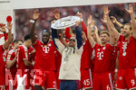 16.05.2026, Fussball Bundesliga 2025/2026, 34.Spieltag, FC Bayern München - 1.FC Köln, in der Allianz-Arena München, Nach dem Spiel die Siegerehrung für den Deutschen Meister Bayern München, Co-Trainer Aaron Danks (Bayern München) mit der Meisterschale, gefeiert von Dayot Upamecano (FC Bayern München), Aleksandar Pavlovic (Bayern München) , Joshua Kimmich (FC Bayern München), Harry Kane (FC Bayern München) 
