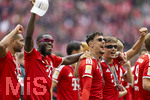 16.05.2026, Fussball Bundesliga 2025/2026, 34.Spieltag, FC Bayern München - 1.FC Köln, in der Allianz-Arena München, Nach dem Spiel die Siegerehrung für den Deutschen Meister Bayern München, v.li: Sonnenbrillen-Jungs Dayot Upamecano (FC Bayern München), Aleksandar Pavlovic (Bayern München) , Tom Bischof (Bayern München).