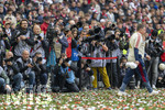 16.05.2026, Fussball Bundesliga 2025/2026, 34.Spieltag, FC Bayern München - 1.FC Köln, in der Allianz-Arena München, Nach dem Spiel die Siegerehrung für den Deutschen Meister Bayern München, Fotografen warten auf die besten Bilder von der laufenden Siegerehrung vom Spielfeldrand aus.