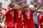 16.05.2026, Fussball Bundesliga 2025/2026, 34.Spieltag, FC Bayern München - 1.FC Köln, in der Allianz-Arena München, Nach dem Spiel die Siegerehrung für den Deutschen Meister Bayern München, v.li: Sonnenbrillen-Jungs Dayot Upamecano (FC Bayern München), Aleksandar Pavlovic (Bayern München) , Tom Bischof (Bayern München).